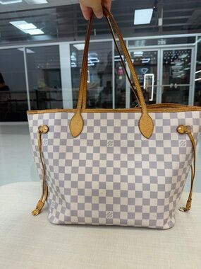 Louis Vuitton Damier Azur neverfull tote size is 18*11*6